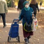 Immagine di un anziano alla guida, simbolo della patente senior e delle nuove normative europee.