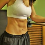 Uomo che pratica esercizi addominali per ridurre il grasso addominale.