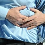 Immagine che illustra i sintomi del tumore allo stomaco, evidenziando un sintomo poco conosciuto.