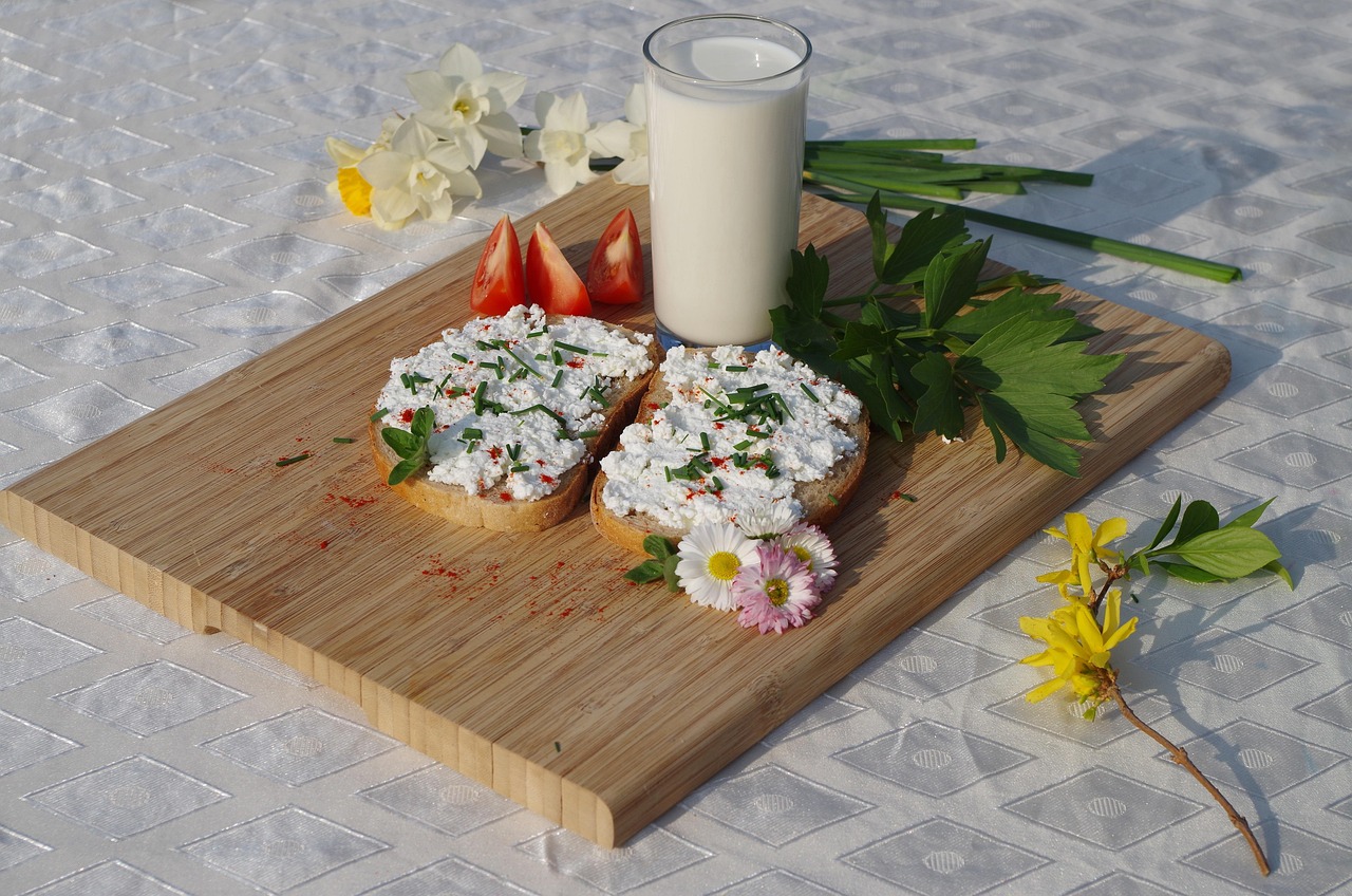 Ricotta fresca servita in un piatto con erbe aromatiche, simbolo di salute e benessere.