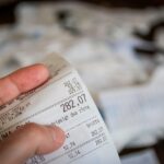 Un biglietto del Superenalotto con la cifra del jackpot vinto in evidenza.