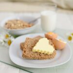 Colazione sana con frutta fresca e cereali integrali per migliorare colesterolo e zuccheri.
