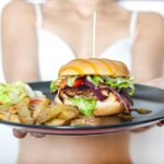 Alimenti da evitare la sera per un addome piatto al risveglio.