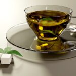 Tazza di tè fumante con erbe naturali, simbolo di benessere e controllo della glicemia.